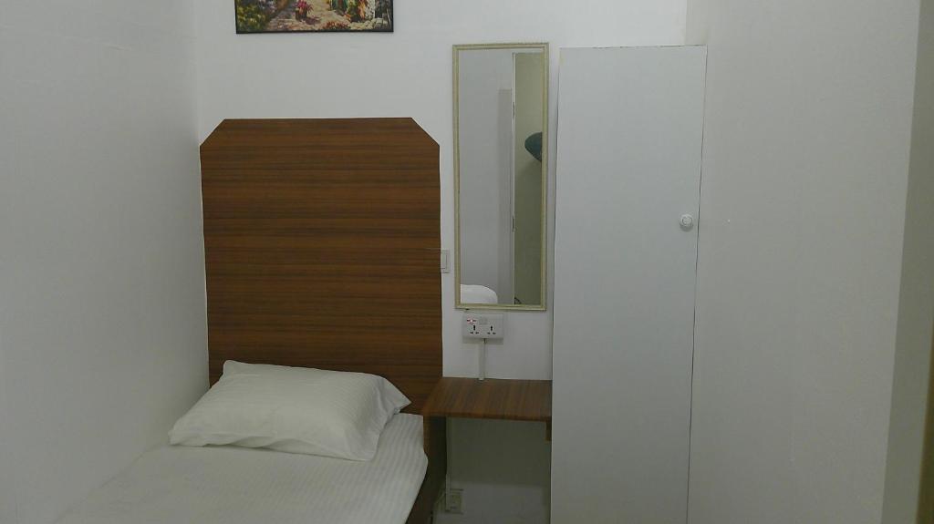 Llit o llits en una habitació de Ruby Star Budget Room with Shared Washroom Access G06