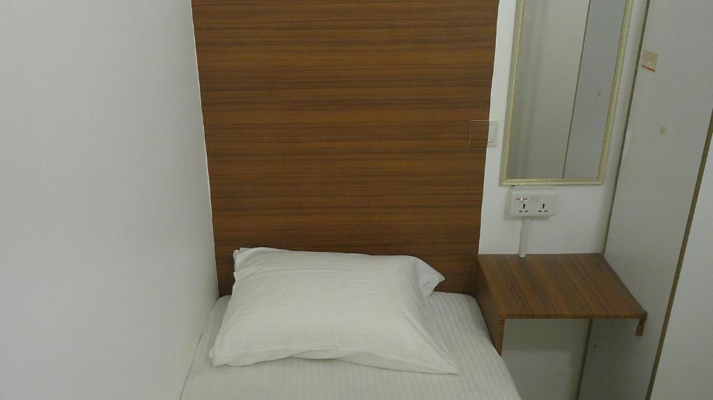 Llit o llits en una habitació de Ruby Star Budget Room with Shared Washroom Access G06