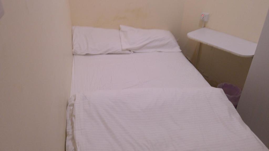 Llit o llits en una habitació de Ruby Star Budget Room with Shared Washroom Access G06
