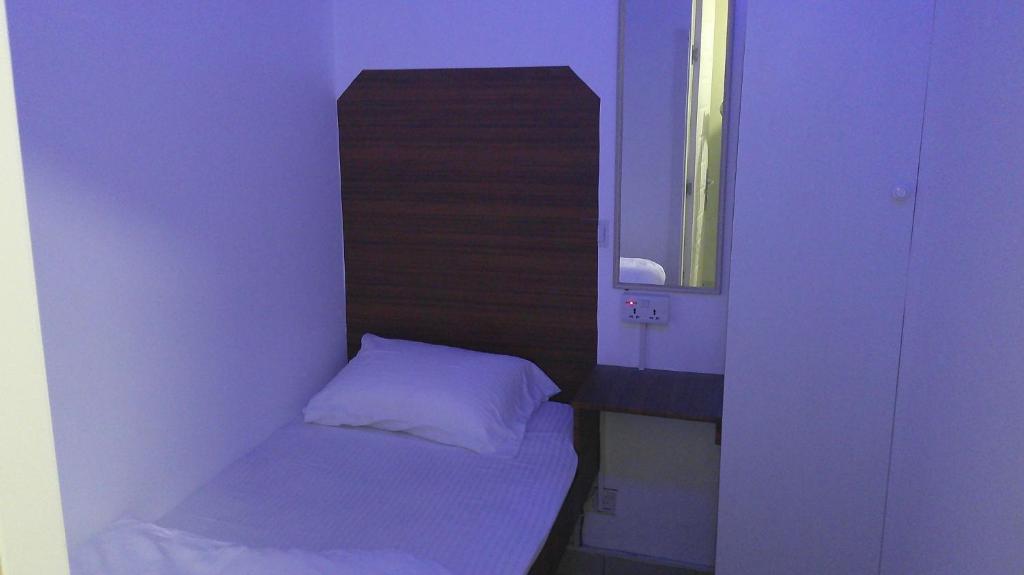 Llit o llits en una habitació de Ruby Star Budget Room with Shared Washroom Access G06