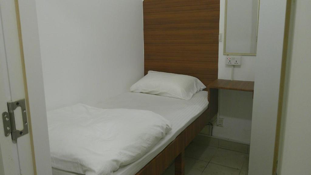 Llit o llits en una habitació de Ruby Star Budget Room with Shared Washroom Access G06