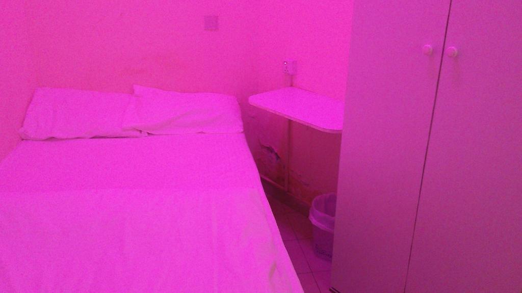 Llit o llits en una habitació de Ruby Star Budget Room with Shared Washroom Access G06