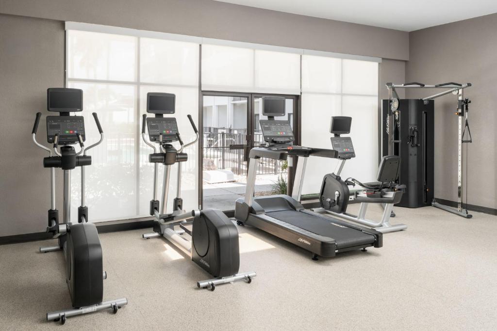 Fitness centrum a/nebo fitness zařízení v ubytování Courtyard Melbourne West