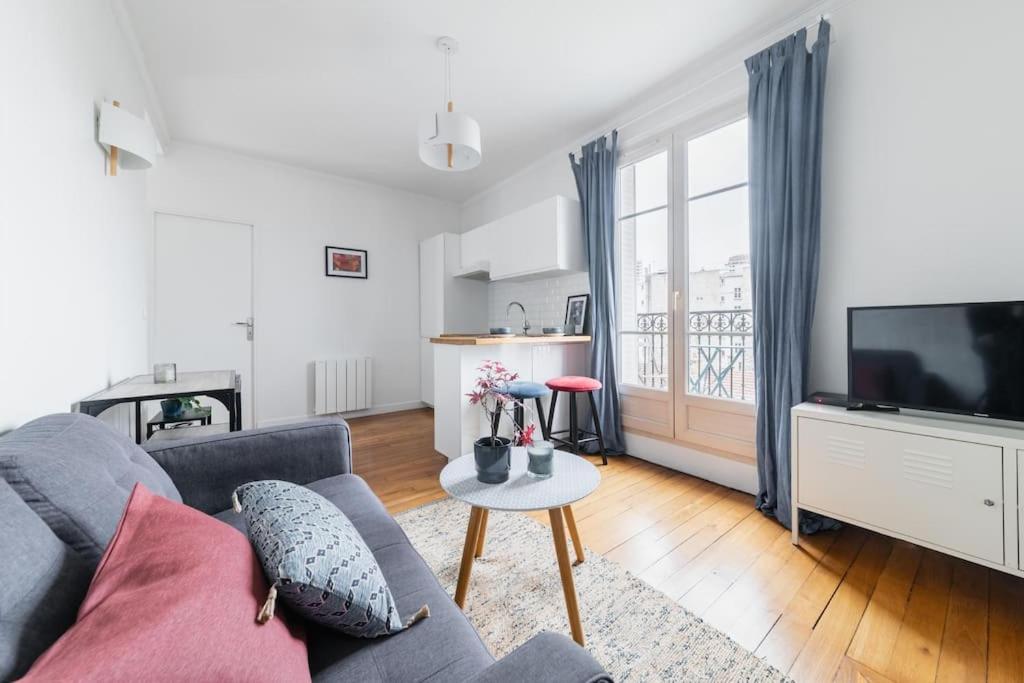un salon avec un canapé et une télévision dans l'établissement Super Apt Tolbiac-buttes Cailles, à Paris
