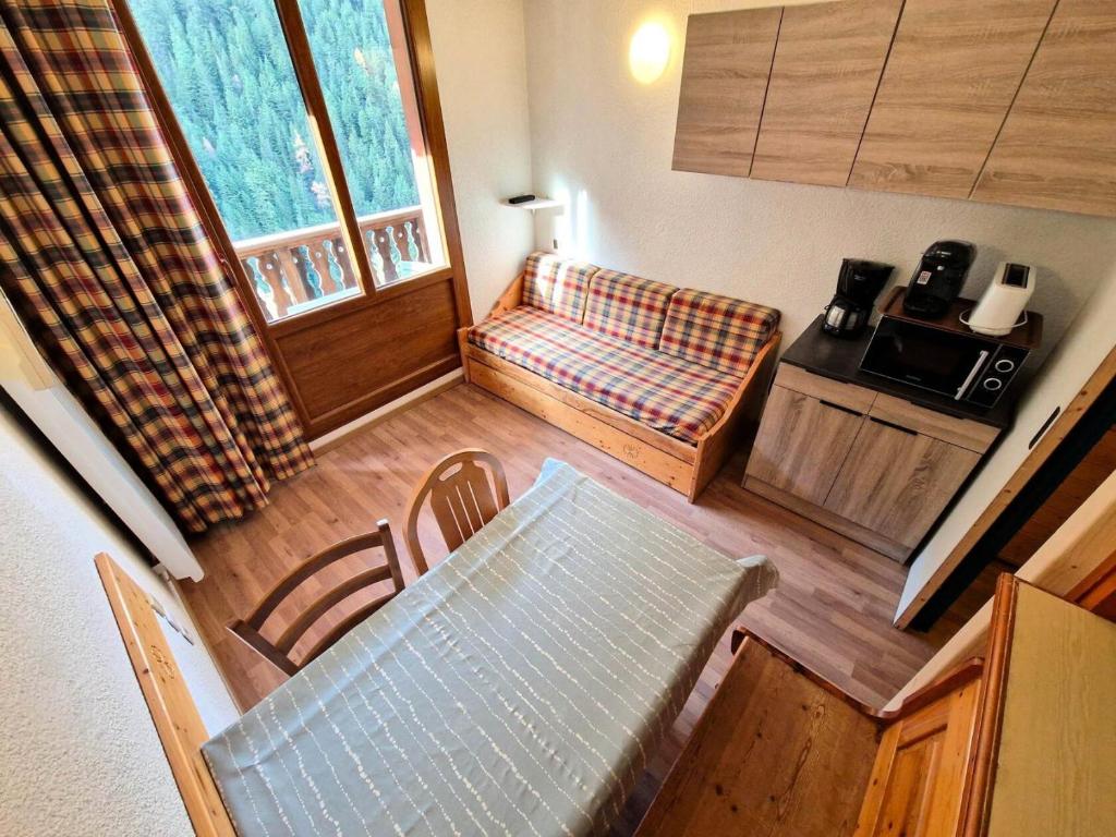 un salon avec une table et un canapé dans l'établissement Résidence Le Thabor - studio 4 personnes en plein coeur station 19m² MAE-2960, à Modane
