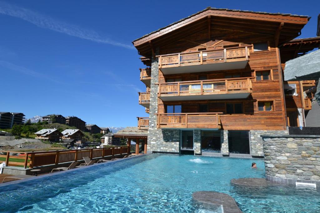 Bazén v ubytování Nendaz 4 Vallées & SPA 4* Superior nebo v jeho okolí