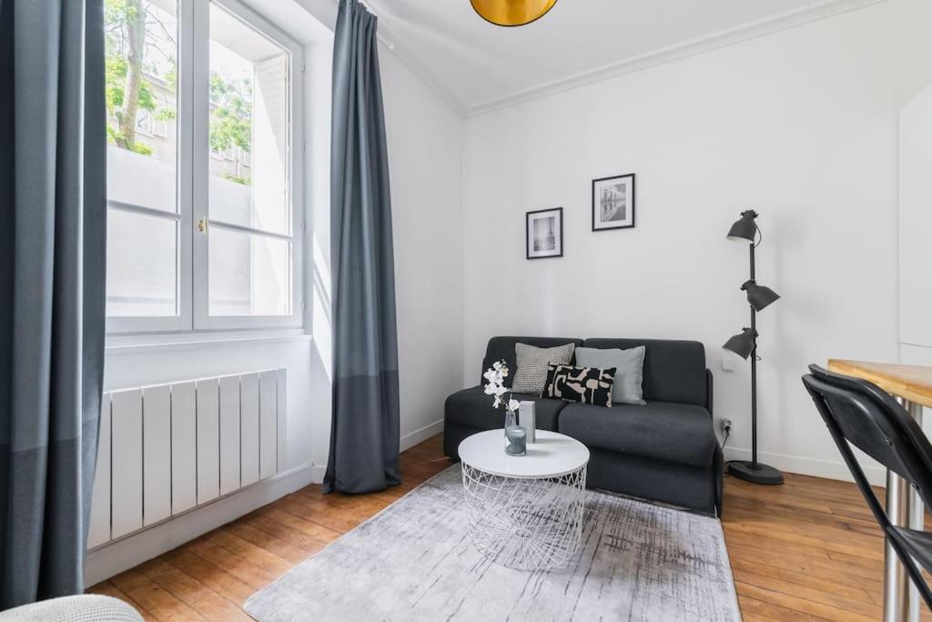 un salon avec un canapé et une table dans l'établissement Studio Tolbiac, à Paris