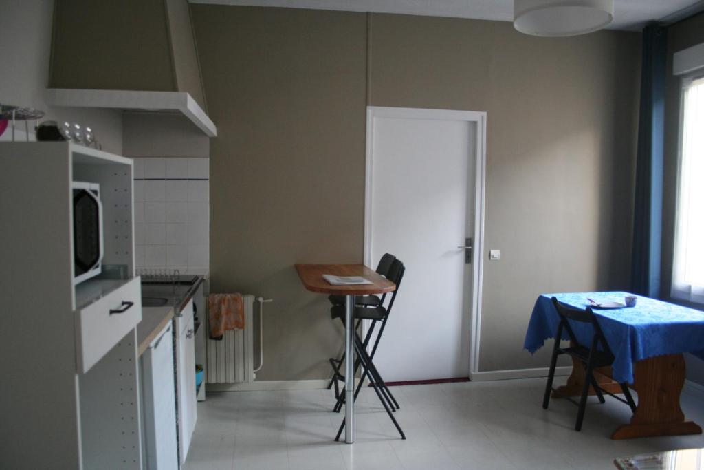 une petite cuisine avec une table et une table dans l'établissement T2 centre ville de Dreux - Entrée autonome, à Dreux
