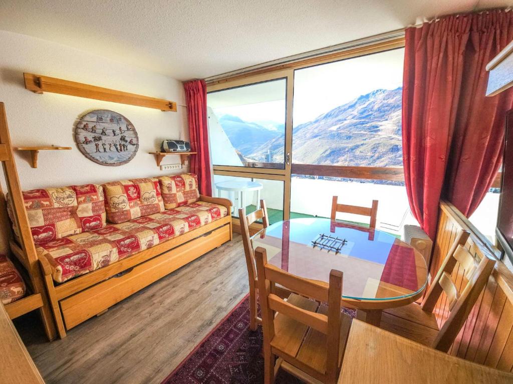 une chambre avec un lit, une table et une fenêtre dans l'établissement Résidence Combes - Studio aux pieds des pistes aux Menuires avec vue panoramique MAE-3984, aux Menuires
