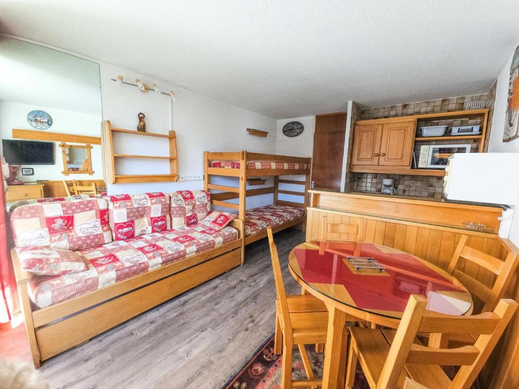 une chambre avec une table et un lit et une salle à manger dans l'établissement Résidence Combes - Appartement 3 personnes avec vue panoramique MAE-5764, aux Menuires