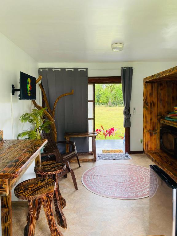 TV a/nebo společenská místnost v ubytování Huahine Serenity Cottage