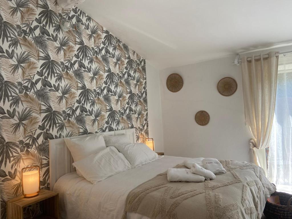 GransにあるStudio provençal de charme - Domaine avec piscineのベッドとタオル2枚のある寝室