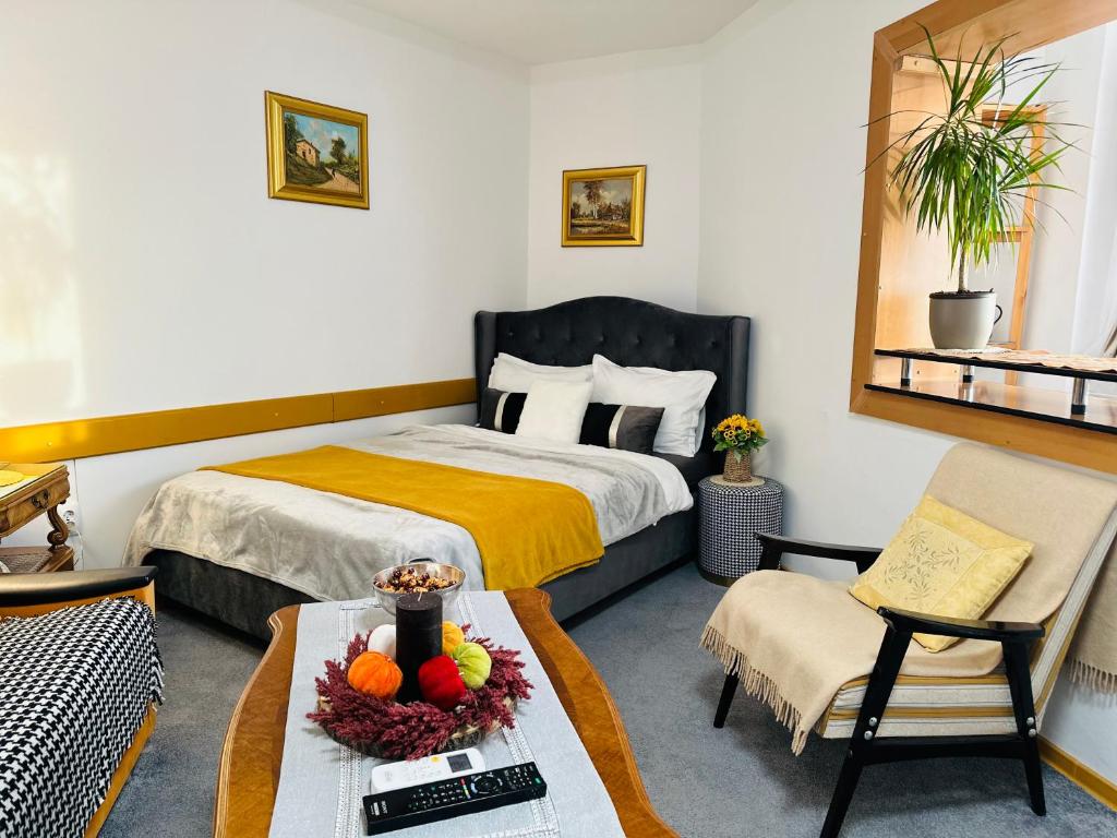 Un dormitorio con una cama y una mesa con fruta encima. en Studio - CLASSIC -, en Alba Iulia