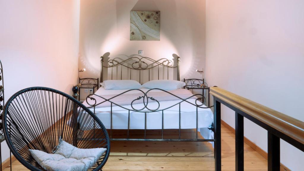 A bed or beds in a room at Vavilato Home Kouramades