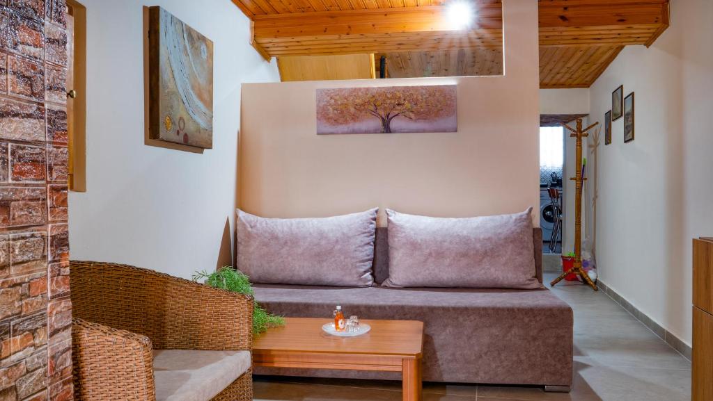 A seating area at Vavilato Home Kouramades