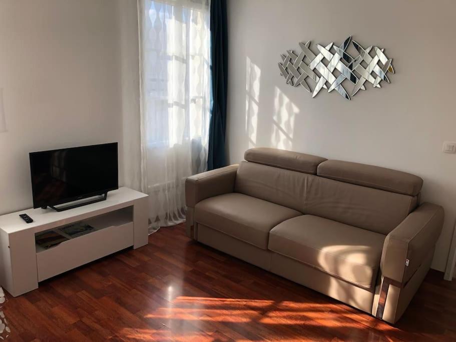 un salon avec un canapé et une télévision à écran plat dans l'établissement Disneyland Paris apartment terrasse & parking 343, à Serris