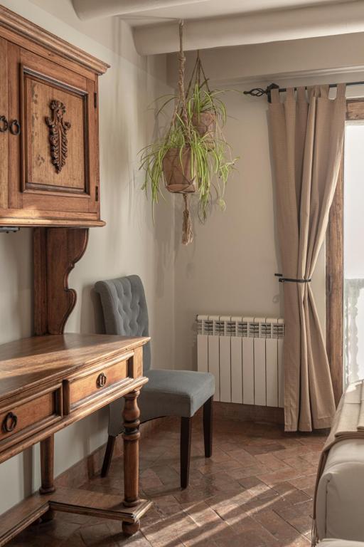 a living room with a wooden desk and a chair at Antigua Casona San Blas in Cusco
