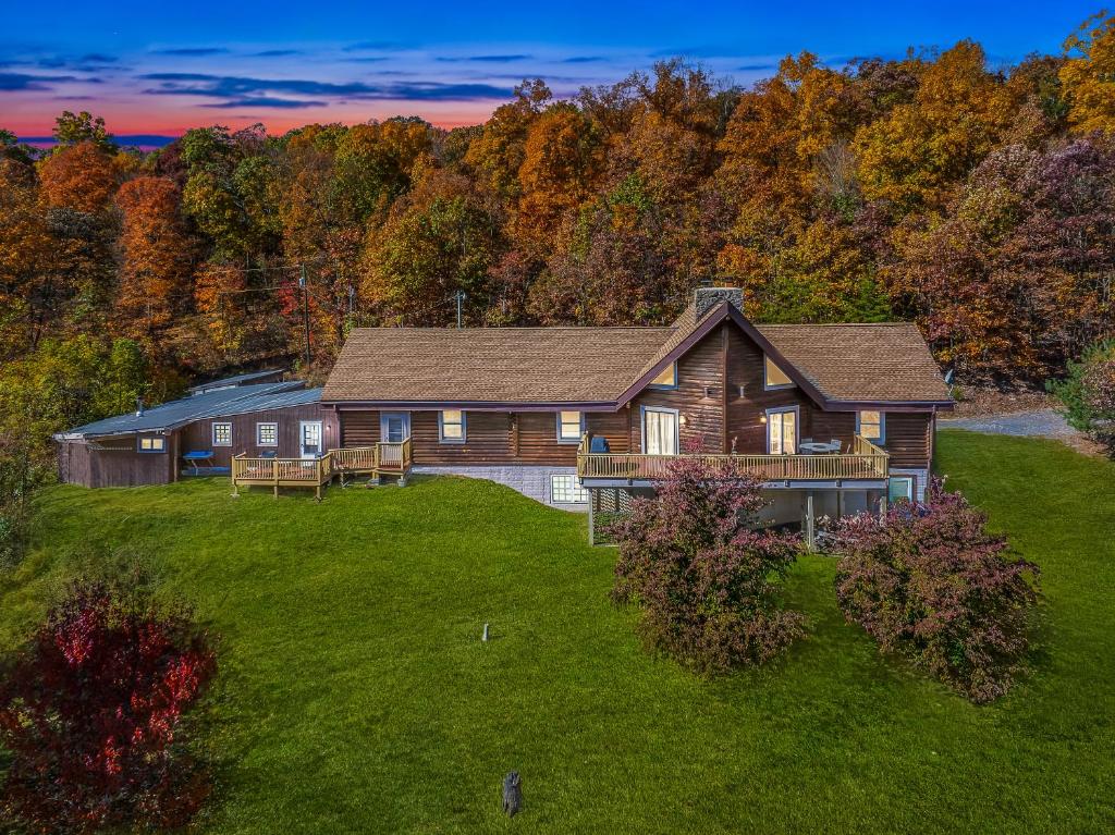 una vista aérea de una casa de madera con un patio en Overlook at Sleepy Creek -- Sleepy Creek Frontage, Secluded, Grill, Fire Pit, Deck, Family Friendly, Game Room, Fishing, Hammock, View, Fireplace, en Morton Grove