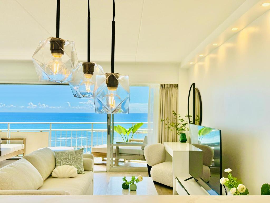Posezení v ubytování Panoramic Oceanview Resort - Full Kitchen in Each Room, 2 Swimming Pools, Onsite Restaurants, Fireworks Every Friday