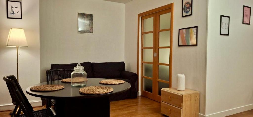 un salon avec une table avec deux pizzas dessus dans l'établissement Home Sweet Home Champs Elysées Berri, à Paris