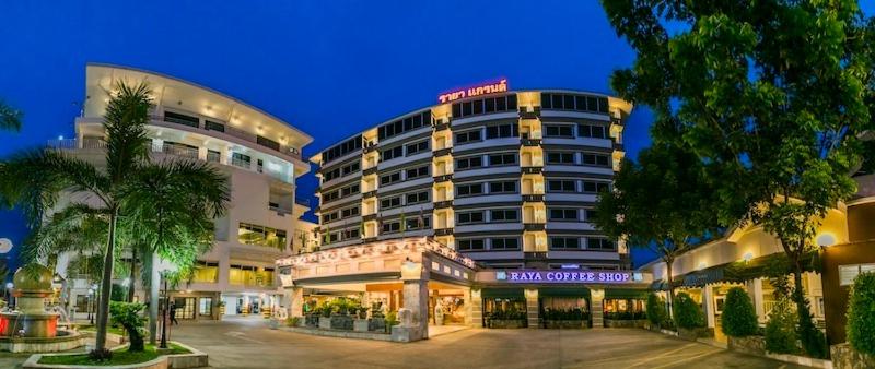 ein großes Gebäude mit einem Laden davor in der Unterkunft Raya Grand Hotel in Nakhon Ratchasima
