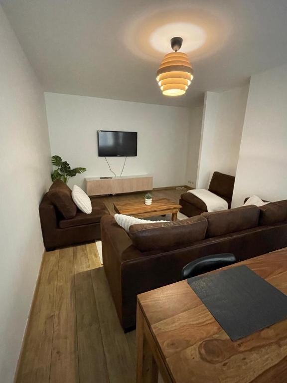 un salon avec un canapé et une télévision dans l'établissement Cozy appartement Clichy, very good location, à Clichy