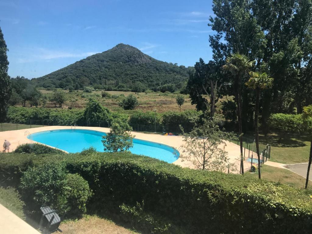 une piscine avec une montagne en arrière-plan dans l'établissement Malyna, à Mandelieu-la-Napoule