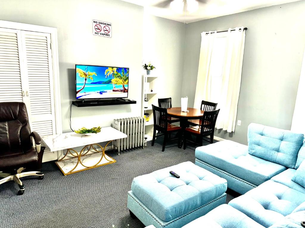 TV a/nebo společenská místnost v ubytování 3 Bedroom Apt in Queens, very close to NYC !