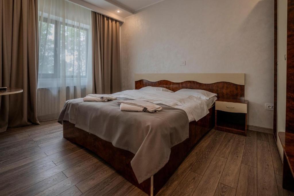 Postel nebo postele na pokoji v ubytování Hotel Emi