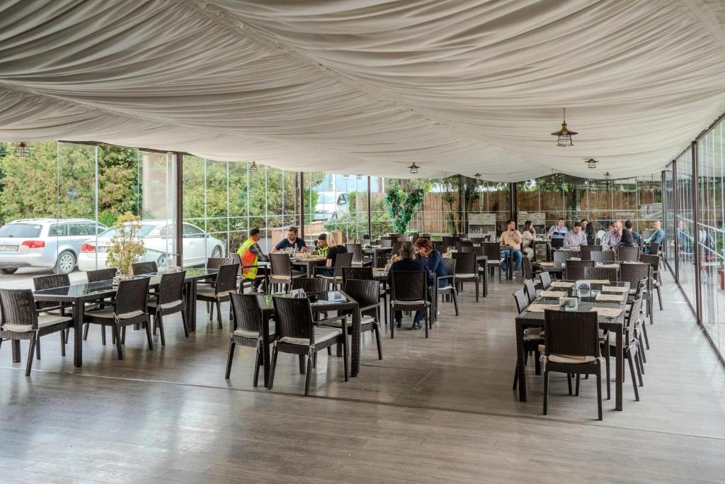 Restaurace v ubytování Hotel Emi