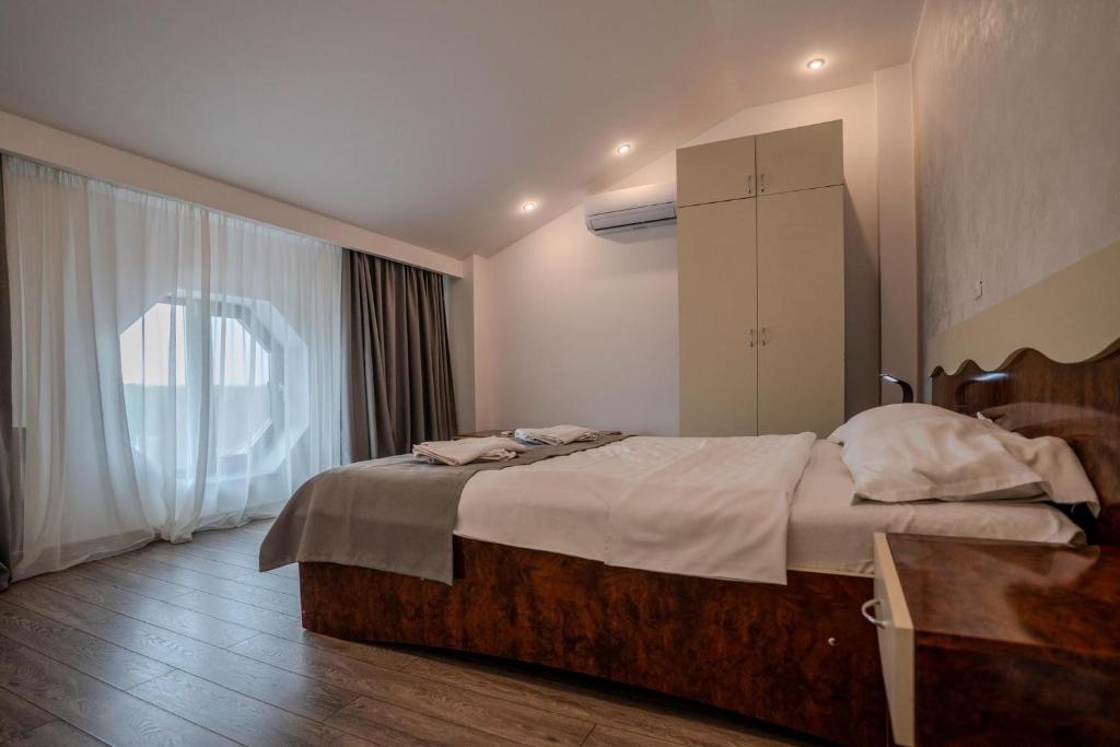 Postel nebo postele na pokoji v ubytování Hotel Emi