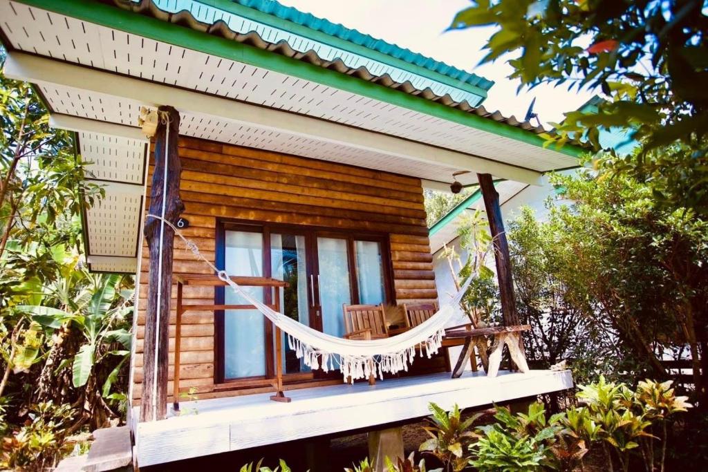 Balkón nebo terasa v ubytování Suan Maprao Ko Kut Resort