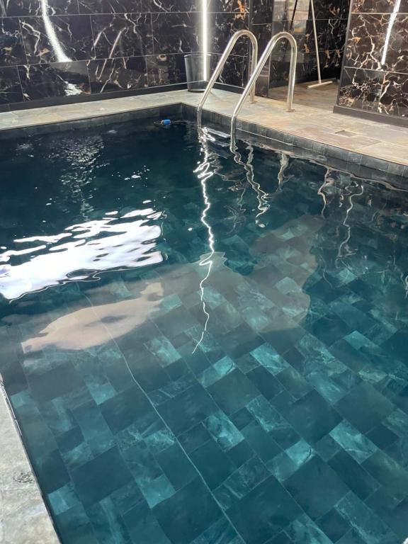 R luxury piscine et spa privatifs – photo 4