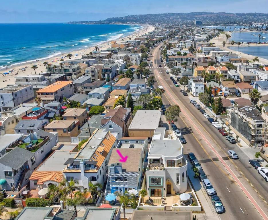 Luna Azul, cozy condo only steps to Mission Beach! Free Internet photo