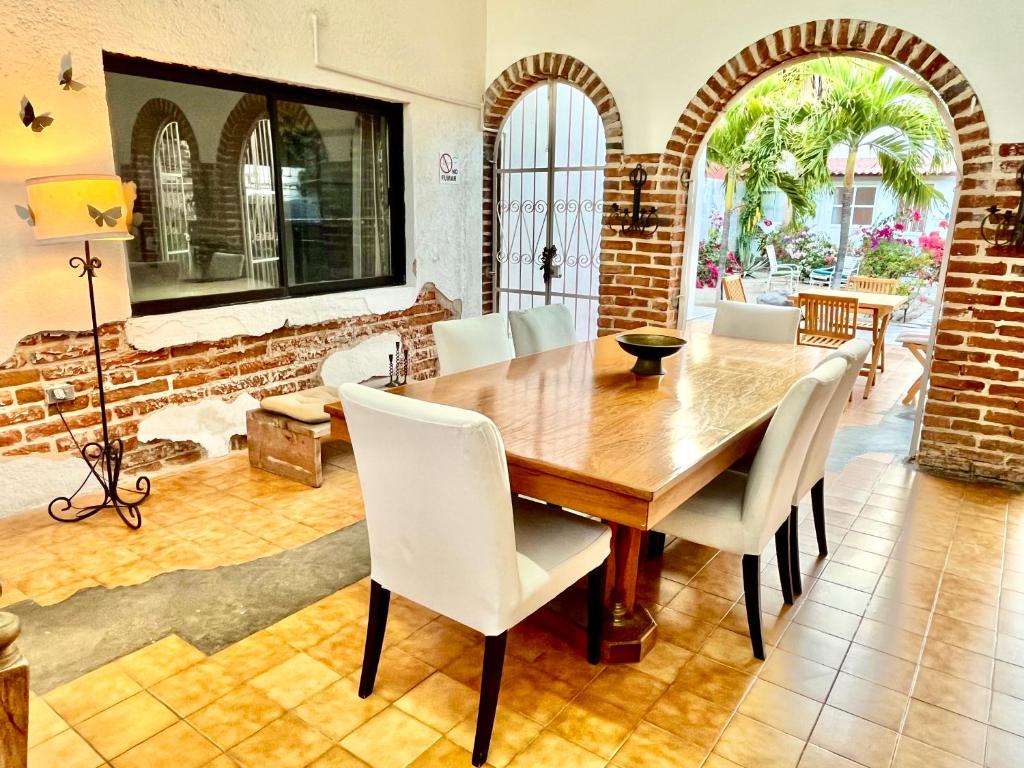 Un lugar para sentarse en Habitación #2 a dos cuadras del malecón