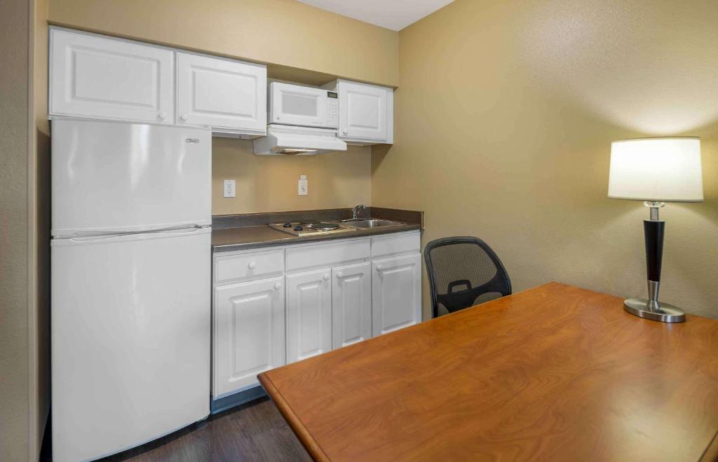 Kuchyň nebo kuchyňský kout v ubytování Extended Stay America Suites - Juneau - Shell Simmons Drive