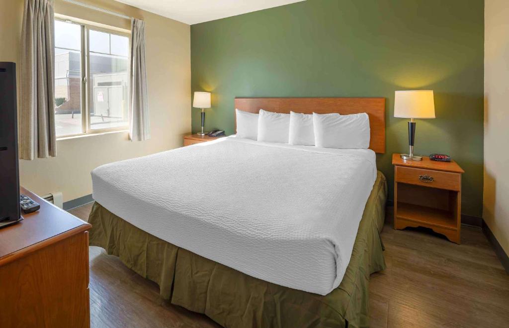 Postel nebo postele na pokoji v ubytování Extended Stay America Suites - Juneau - Shell Simmons Drive