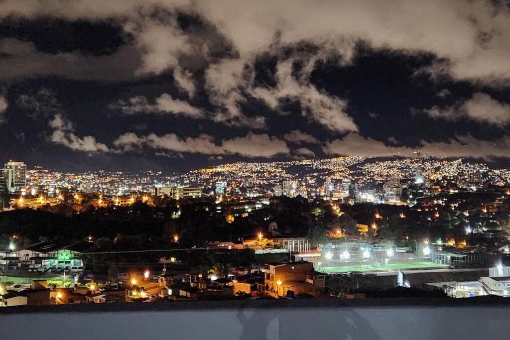 Nespecifikovaný výhled na destinaci Tegucigalpa nebo výhled na město při pohledu z apartmánu