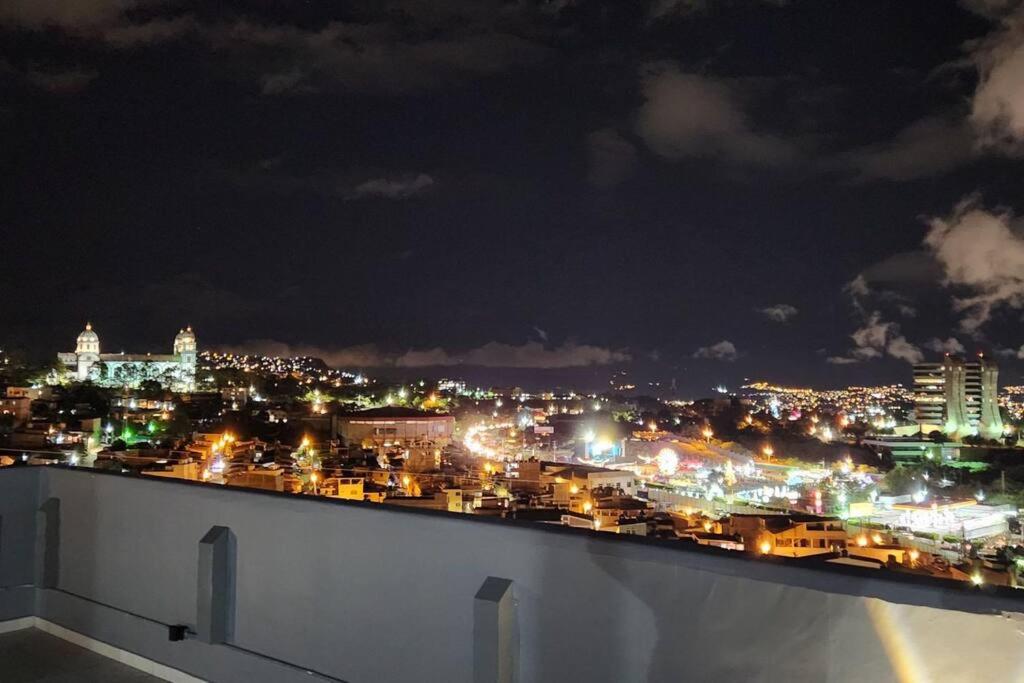 Nespecifikovaný výhled na destinaci Tegucigalpa nebo výhled na město při pohledu z apartmánu