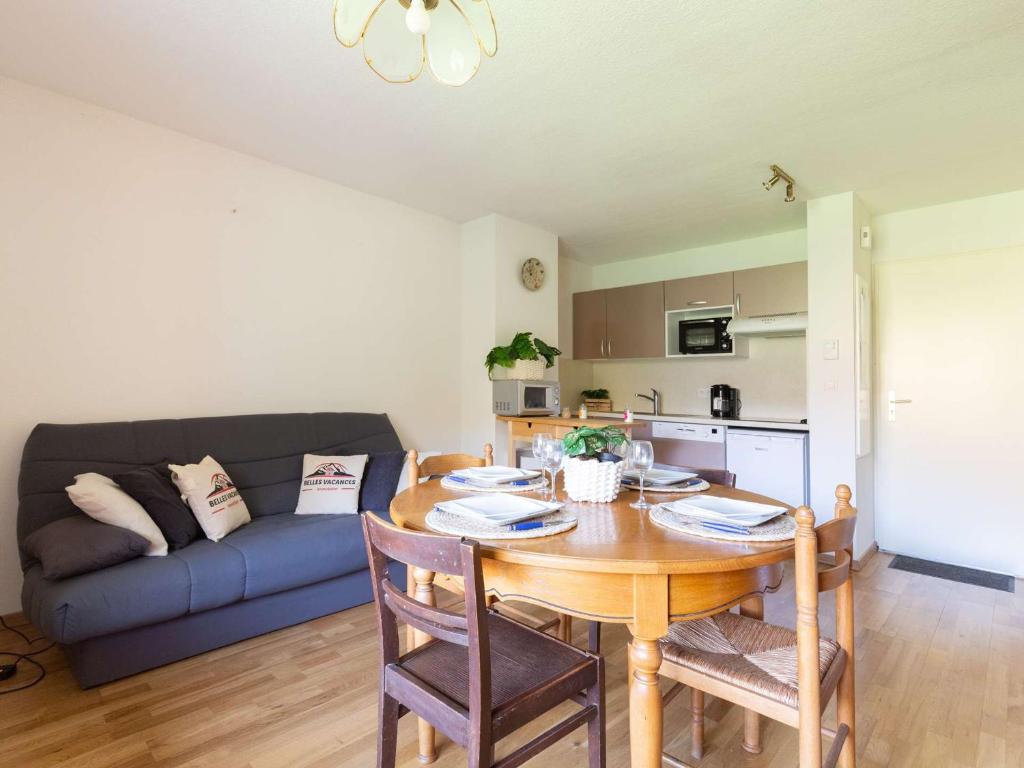 un salon avec une table et un canapé dans l'établissement Duplex 6 pers avec balcon et parking à Bourisp - FR-1-296-507, à Bourisp