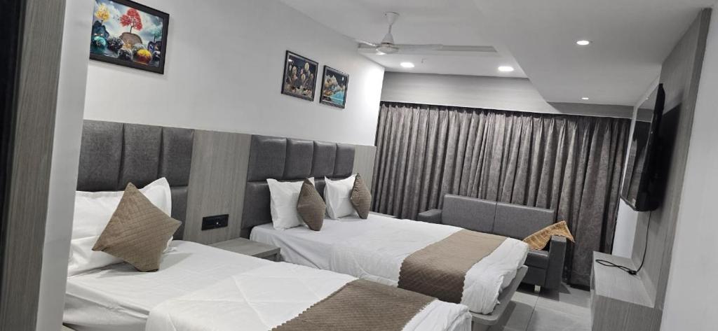 Postel nebo postele na pokoji v ubytování Hotel Shaligram Inn