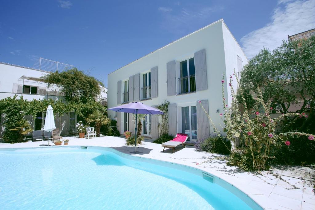 une piscine en face d'un bâtiment dans l'établissement Maison Pertuis Provence, à Pertuis