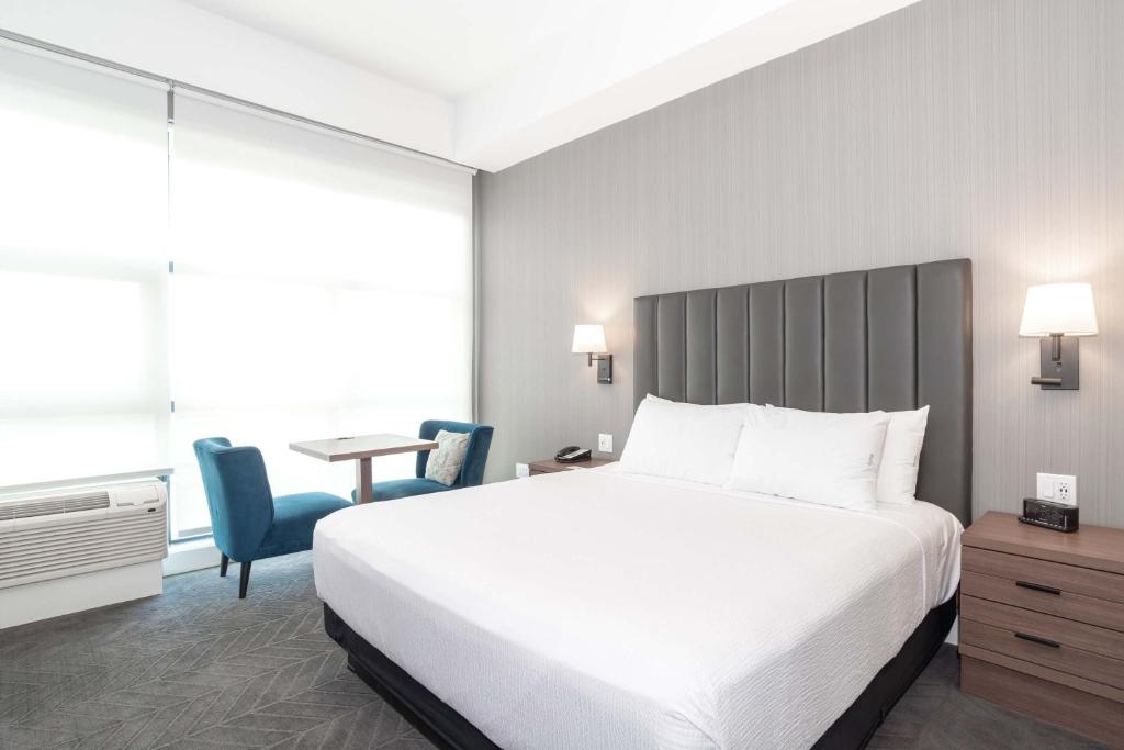 
Studio Suite, 1 King Bed, Kitchenette
