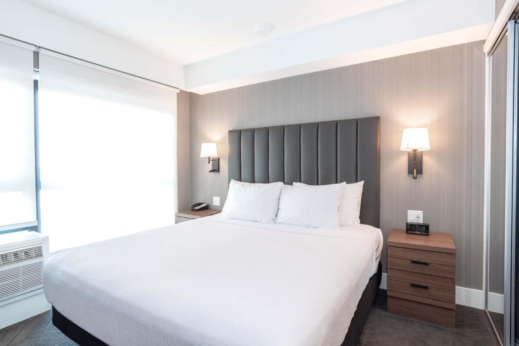 
Standard Suite, 1 King Bed, Kitchen
