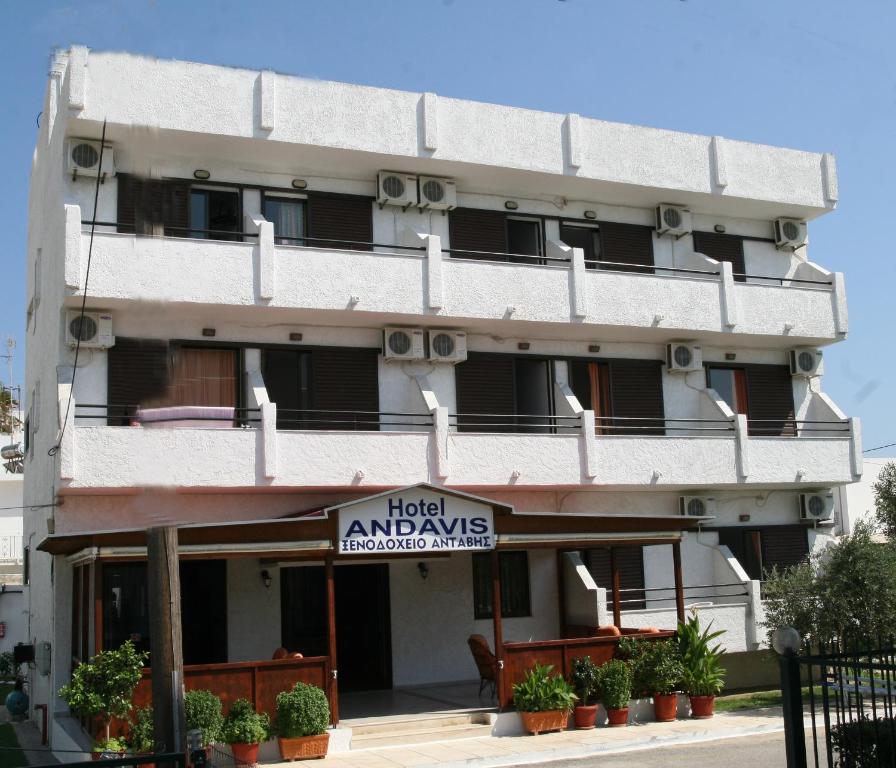 ein Gebäude mit einem Schild, das Hotel amazonas liest in der Unterkunft Andavis Hotel in Kardamaina