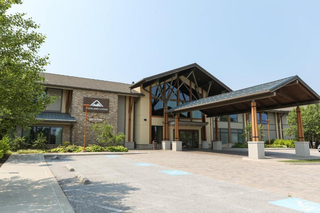 Un edificio con un estacionamiento enfrente. en Liberty Mountain Resort, en Fairfield