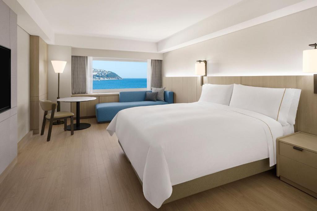 Postel nebo postele na pokoji v ubytování The Westin Josun Busan