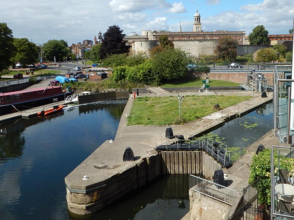 Θέα στο ποτάμι κοντά σε αυτό το διαμέρισμα