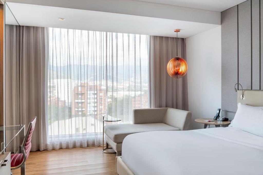 Postel nebo postele na pokoji v ubytování Medellin Marriott Hotel