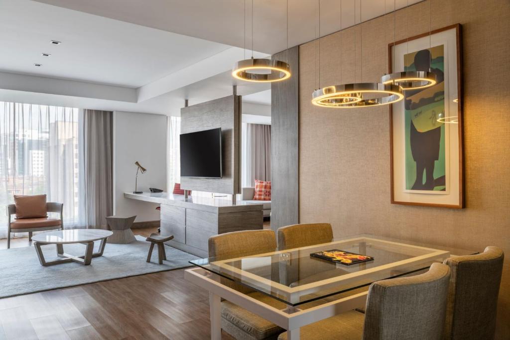 TV a/nebo společenská místnost v ubytování Medellin Marriott Hotel